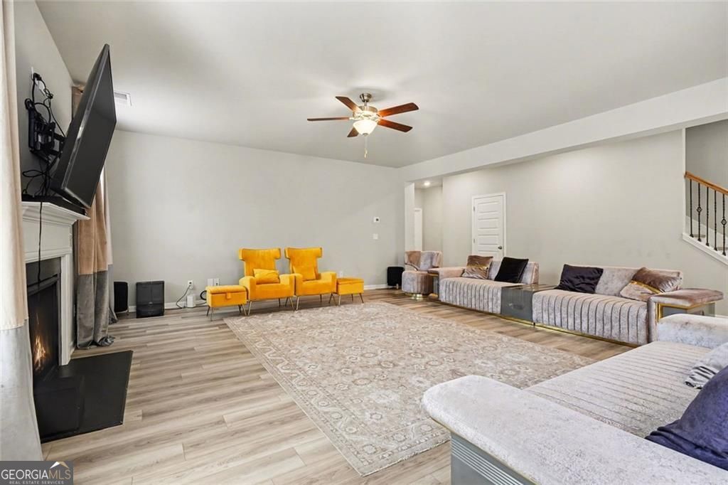 Beautiful home in the sought after Calcutta community! This spacious R – image 12