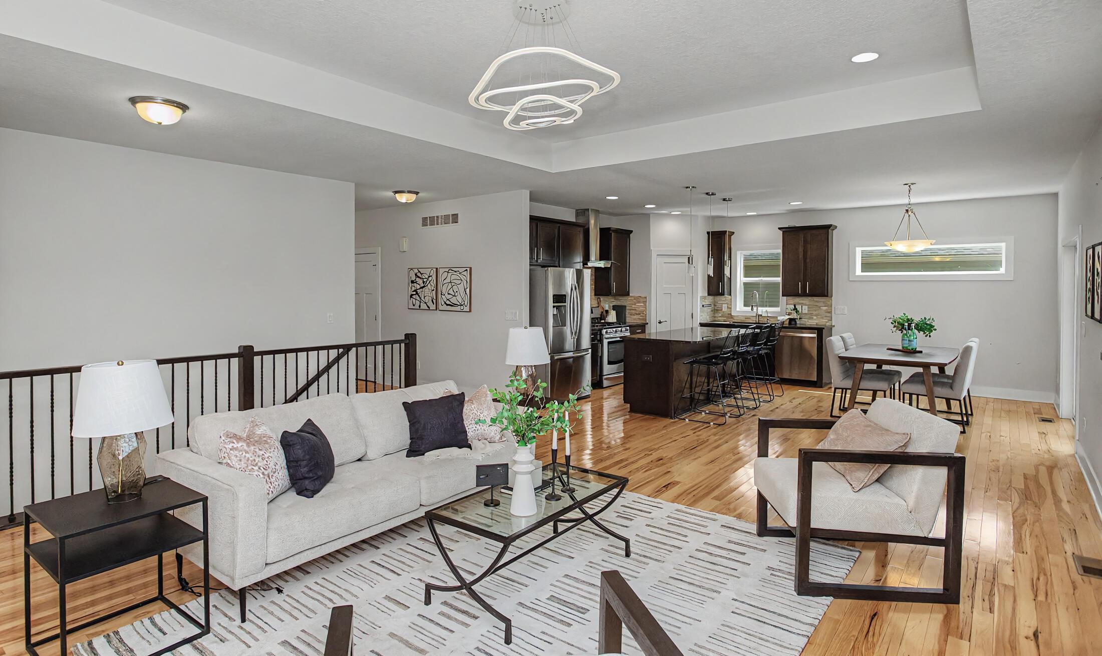 Beautifully crafted 1-story walk-out home in the highly desirable Sout – image 10