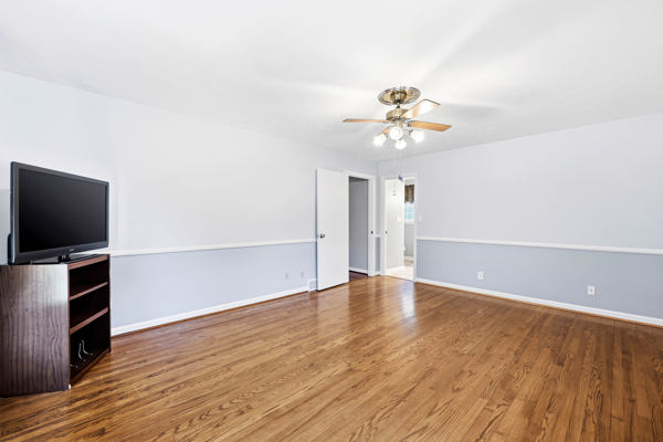 Welcome to this beautiful home that’s gleaming with pride and perfecti – image 31