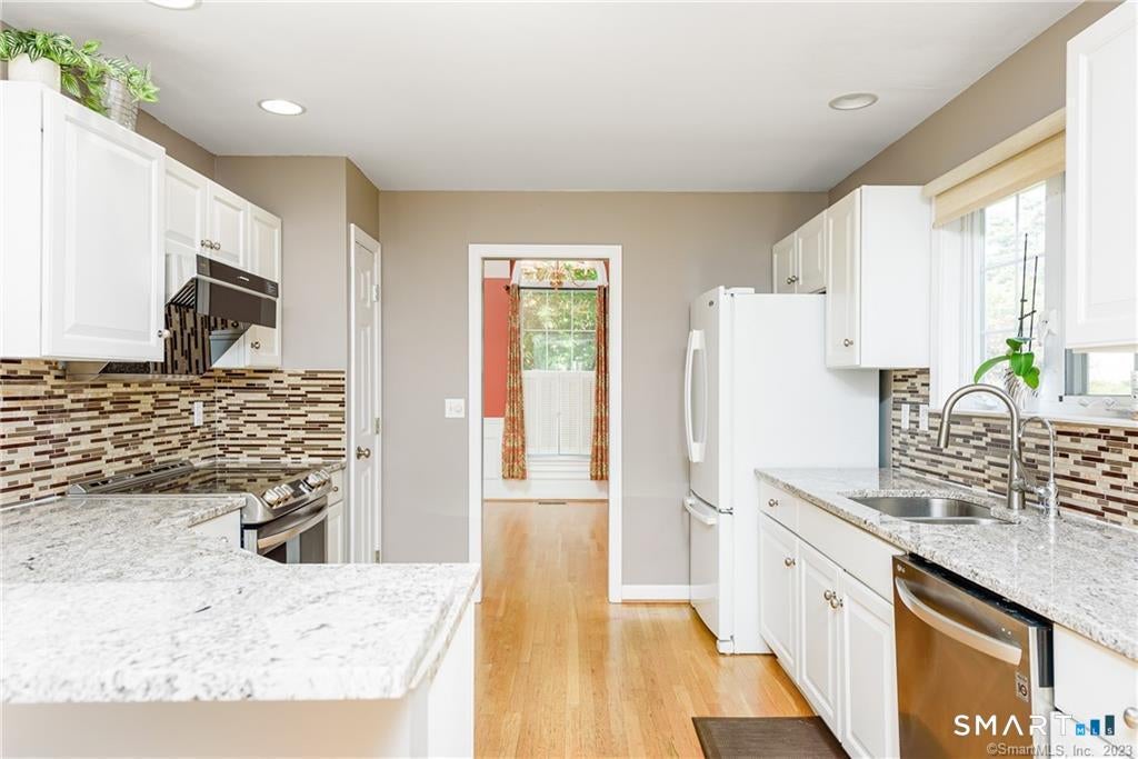 SPECTACULARLY DESIRABLE LOCATION! This rare-to-market single family is – image 10