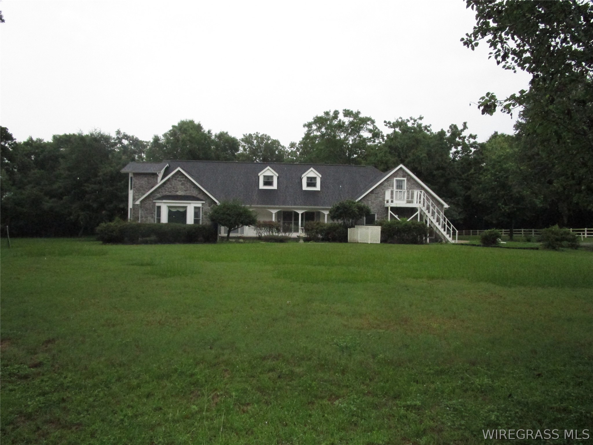 Nestled on 24 picturesque acres, this exceptional custom-built estate – image 1