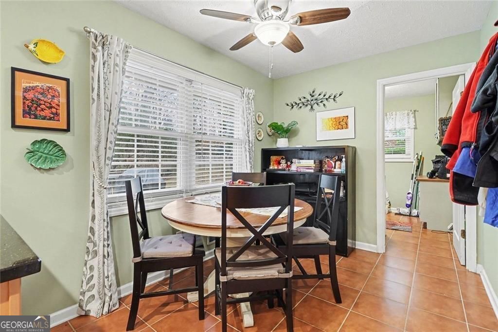Beautifully updated and ideally located in the heart of Dunwoody, this – image 11