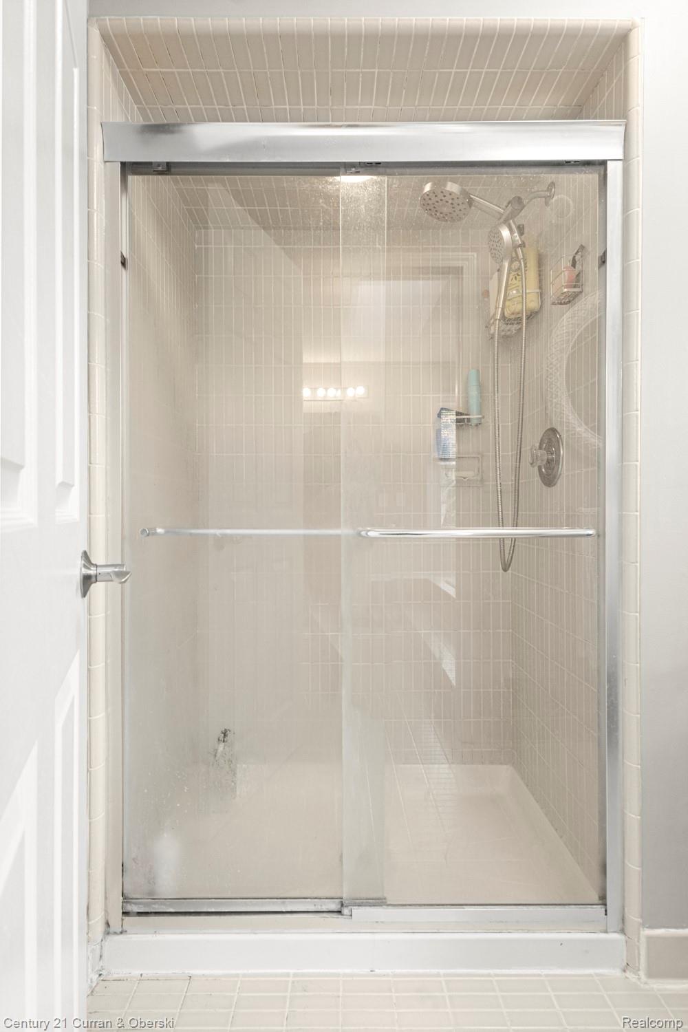 Welcome to 30999 Sudbury Street in Farmington Hills. This beautifully – image 35