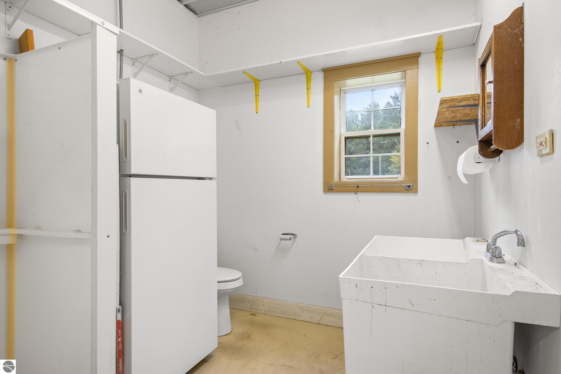 This 3-bedroom, 2.5-bath farmhouse offers a property designed for coun – image 65