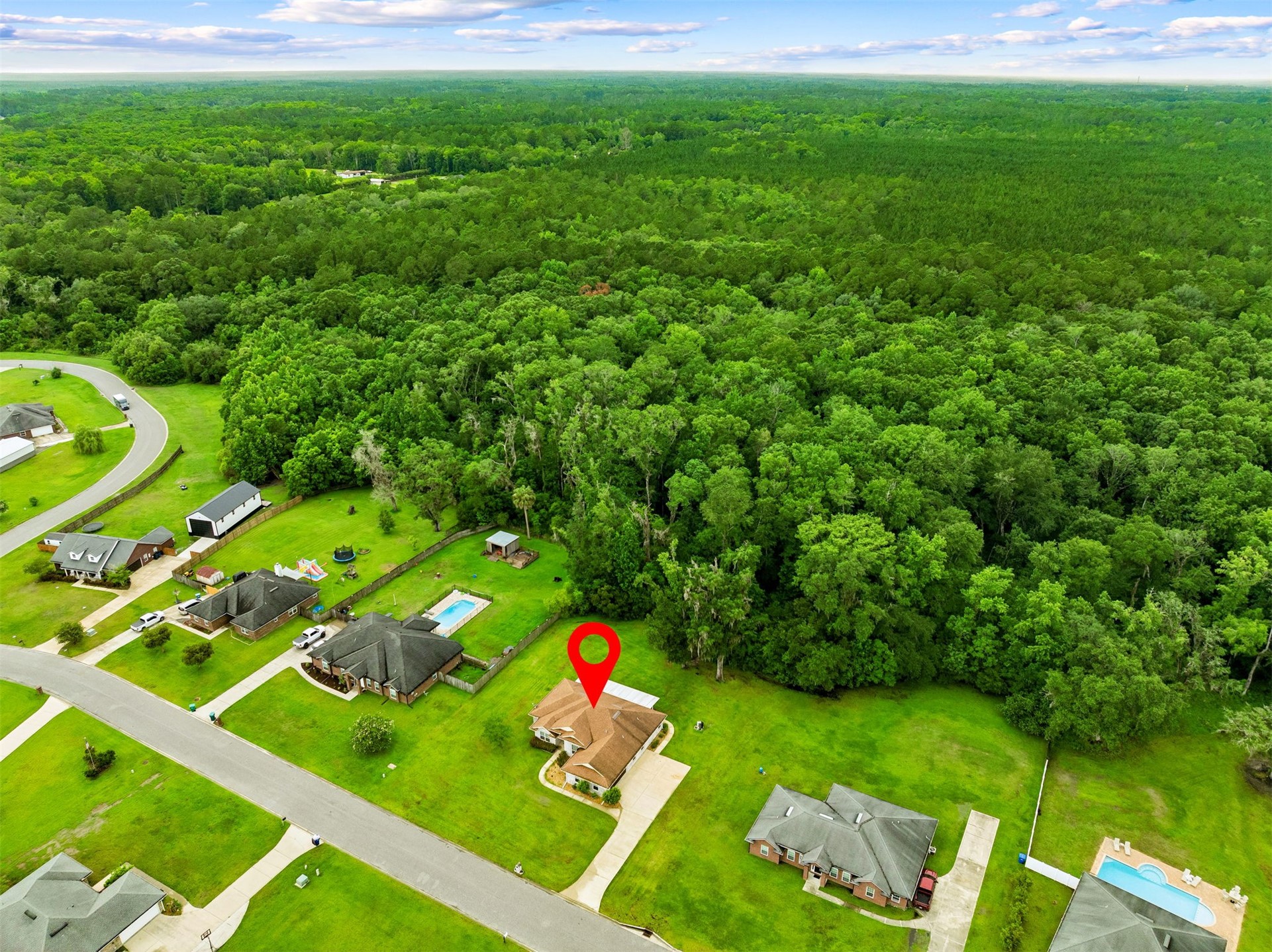 Tired of choosing between a backyard and a commute? At 54079 Amblerwoo – image 57