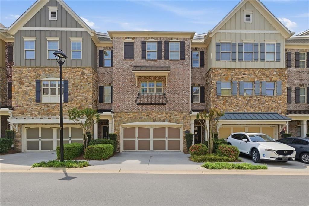 This beautifully maintained townhome in Sandy Springs offers an except – image 1