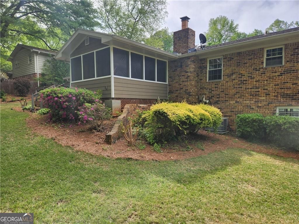 Beautifully updated and ideally located in the heart of Dunwoody, this – image 32