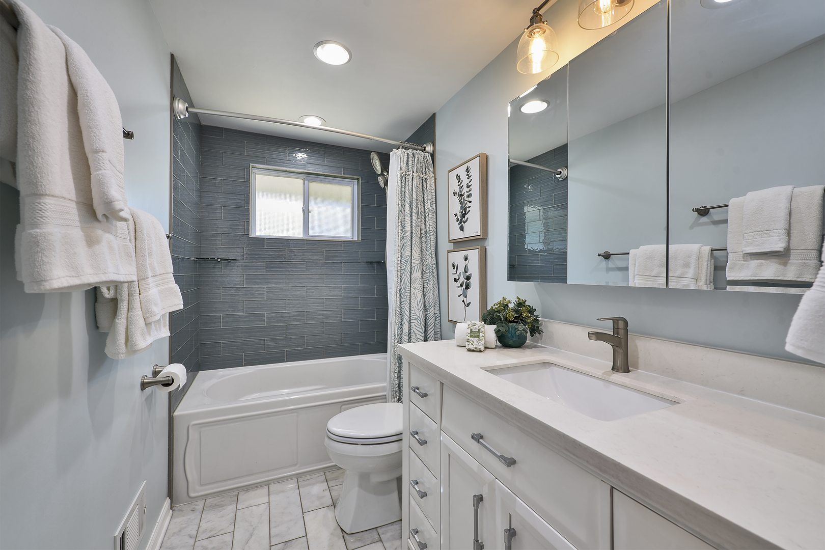 Beautifully updated and highlighted by an exceptional 25x24 detached h – image 13