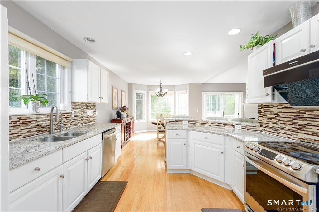 SPECTACULARLY DESIRABLE LOCATION! This rare-to-market single family is – image 9