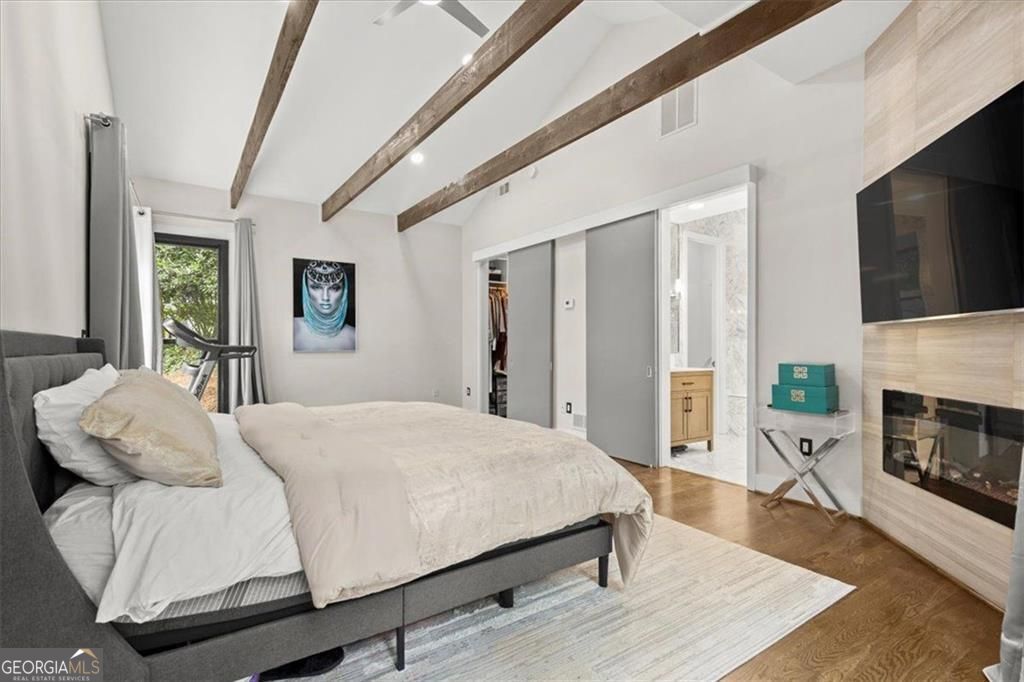 Gracious proportions and well-defined living spaces offer the perfect – image 32