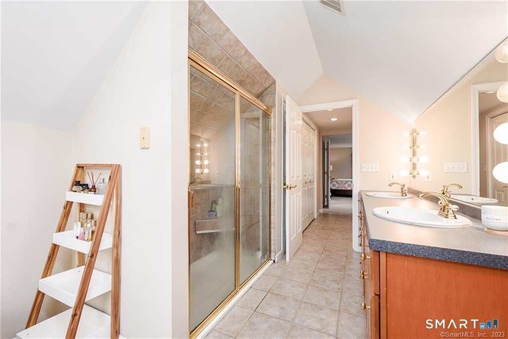 SPECTACULARLY DESIRABLE LOCATION! This rare-to-market single family is – image 33