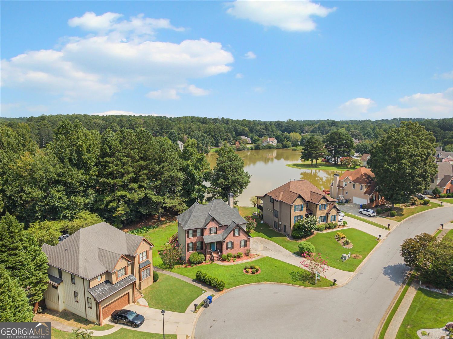 Fully finished basement with refined lakefront living in this beautifu – image 19