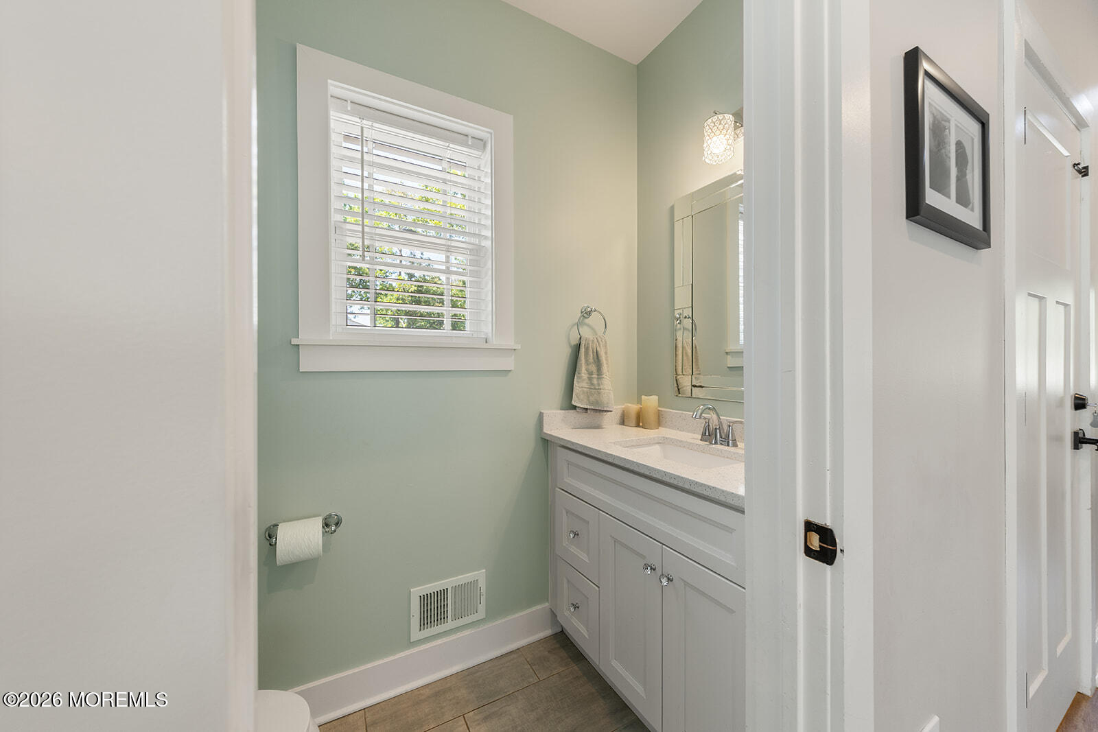 Beautifully maintained 3-bedroom, 2.5-bath home featuring an open-conc – image 14