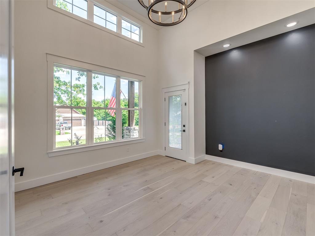 Amid the wooded charm of Arcadia, 12925 Broken Arrow offers a perfect – image 24