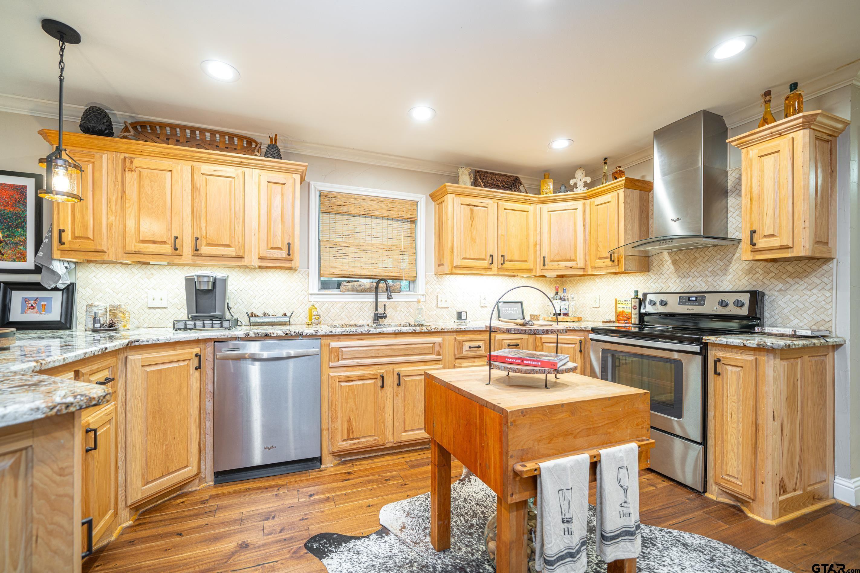 Located in the sought-after Tall Tree subdivision just across the stre – image 9
