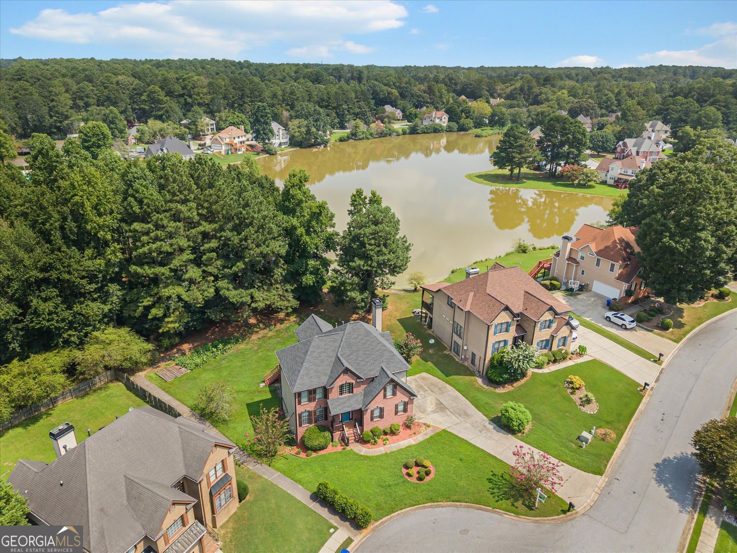 Fully finished basement with refined lakefront living in this beautifu – image 8