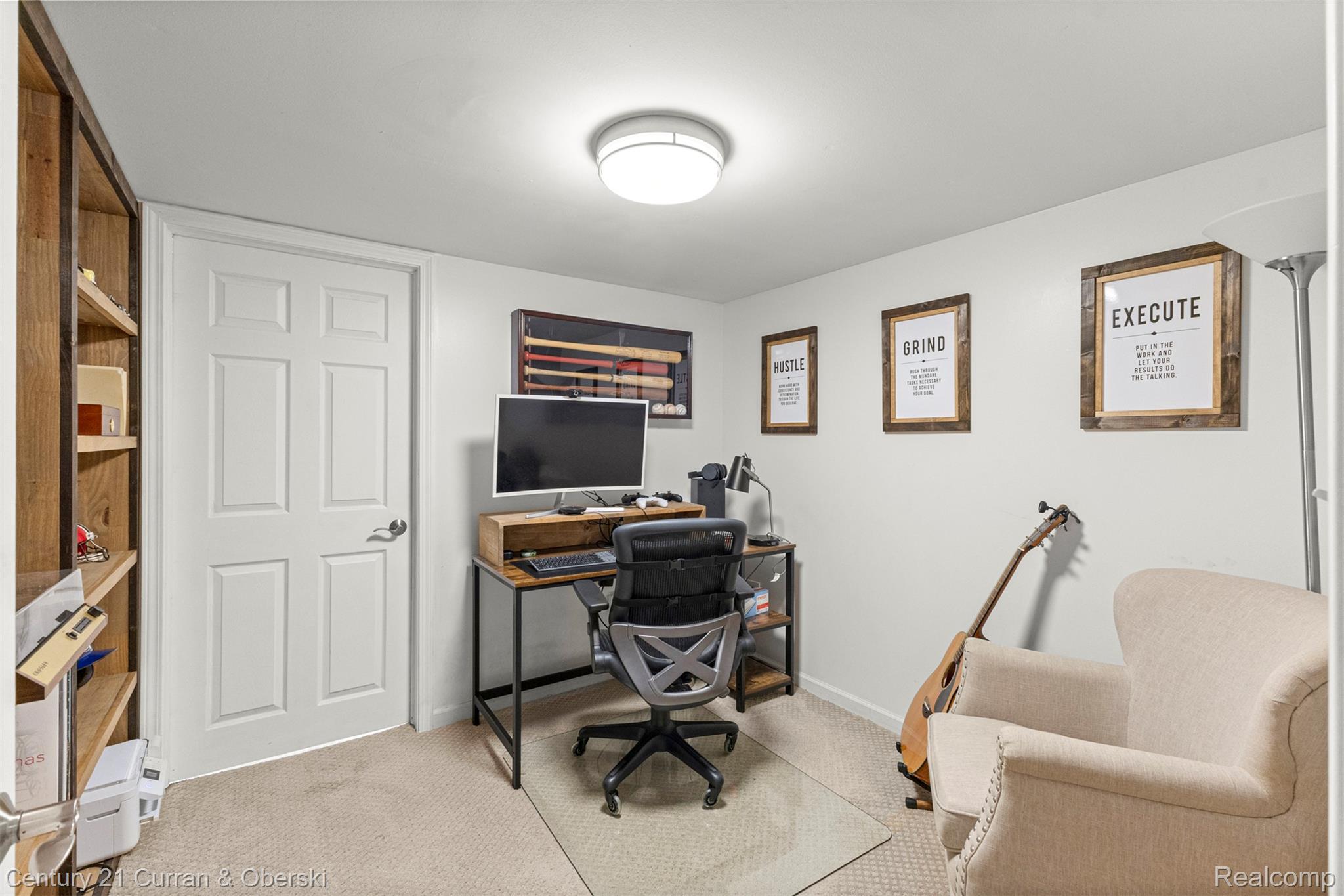 Welcome to 30999 Sudbury Street in Farmington Hills. This beautifully – image 47