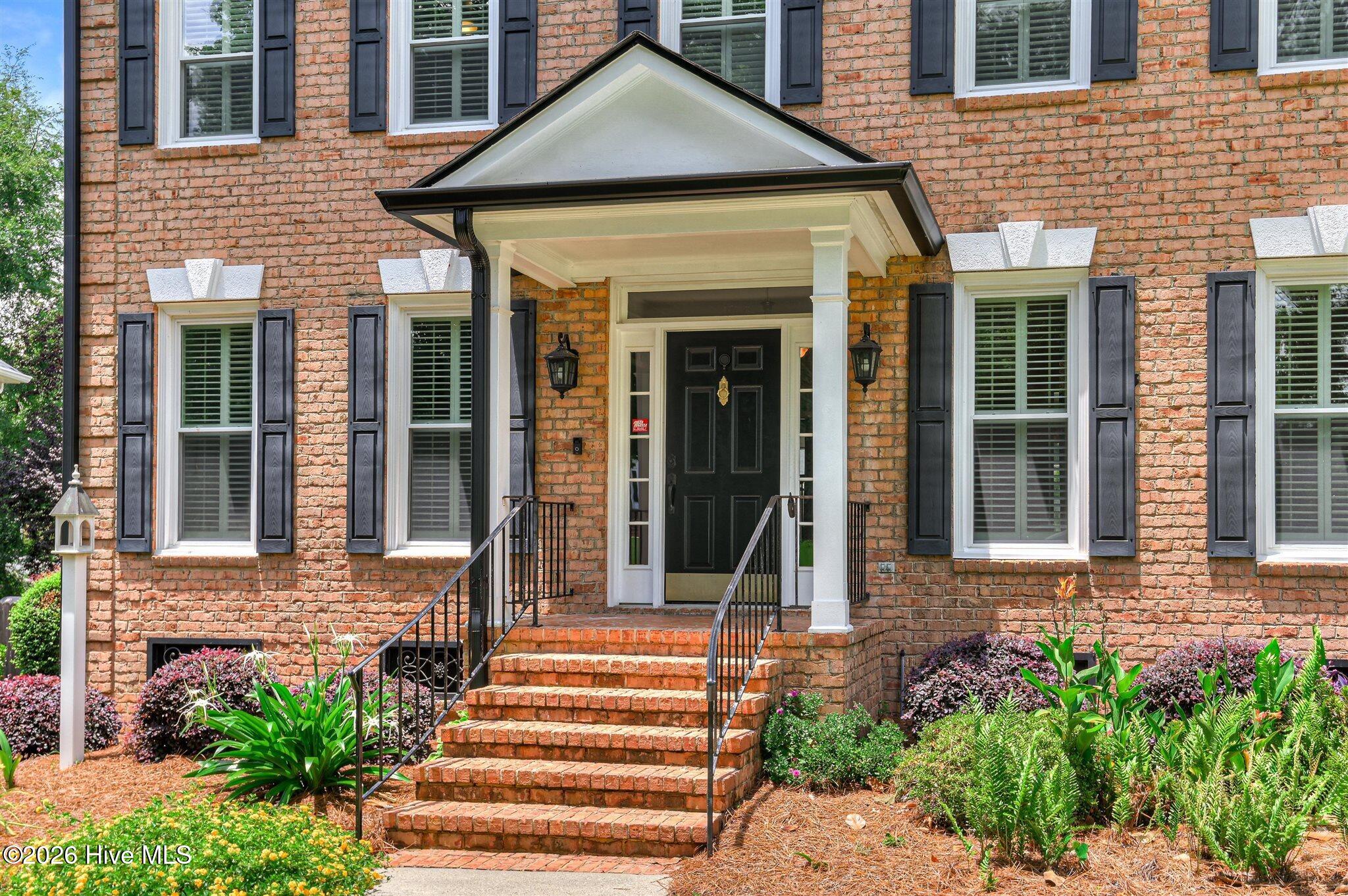 Welcome to this stunning brick home nestled on a quiet cul-de-sac in t – image 5