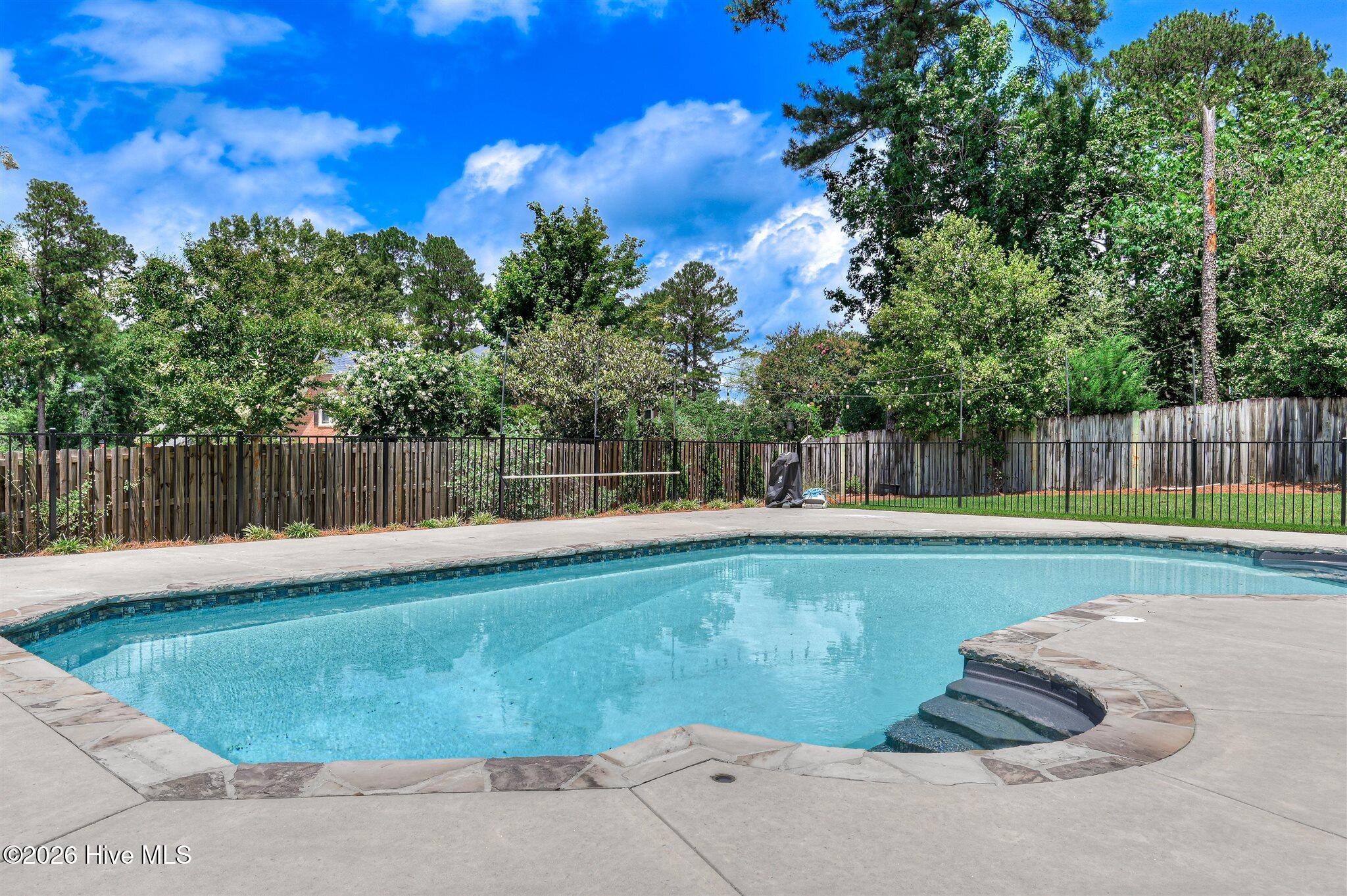 Welcome to this stunning brick home nestled on a quiet cul-de-sac in t – image 59