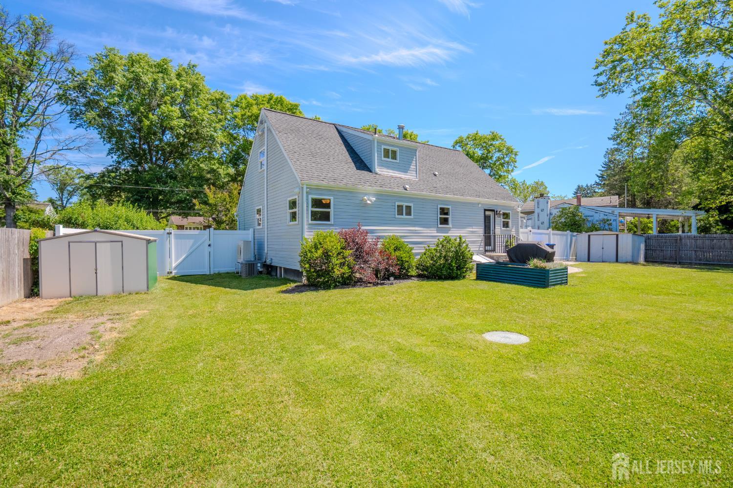 This lovely Cape Cod-style home is located in the highly desirable Far – image 32