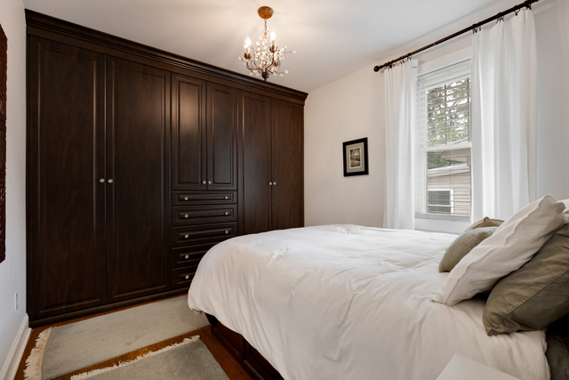 Meticulously maintained and thoughtfully updated, this charming Chicag – image 24