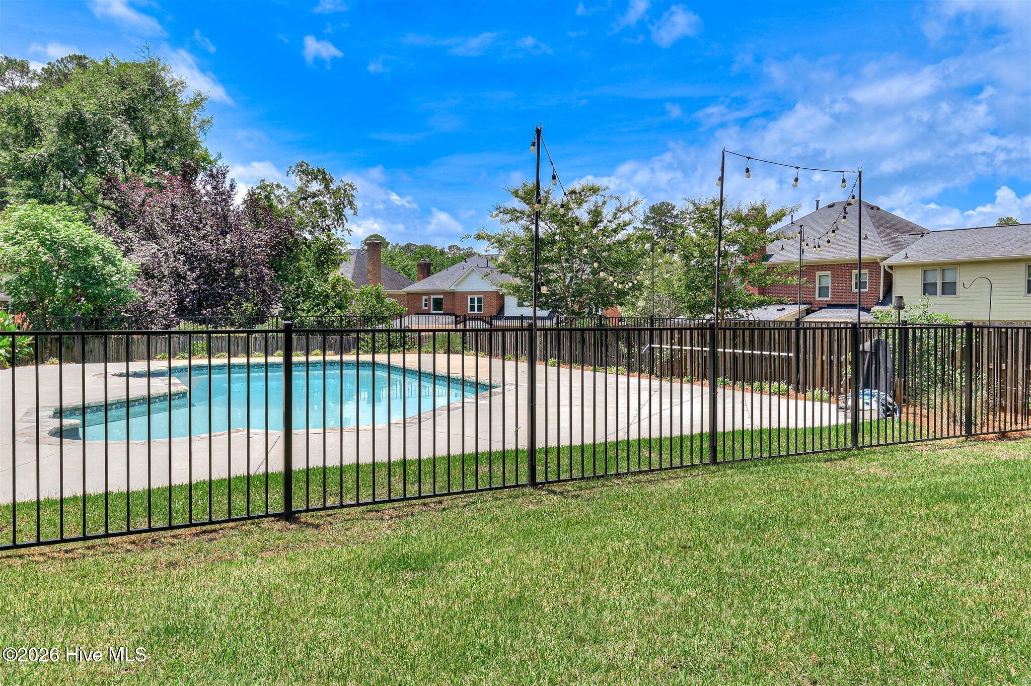 Welcome to this stunning brick home nestled on a quiet cul-de-sac in t – image 55