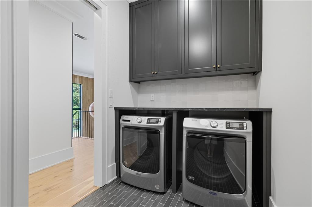 Beautiful Custom Home on gorgeous estate lot in exclusive Milton. This – image 35