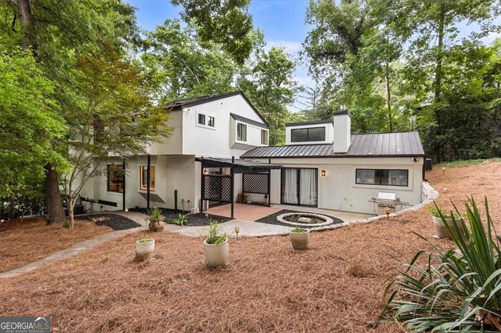 Gracious proportions and well-defined living spaces offer the perfect – image 56