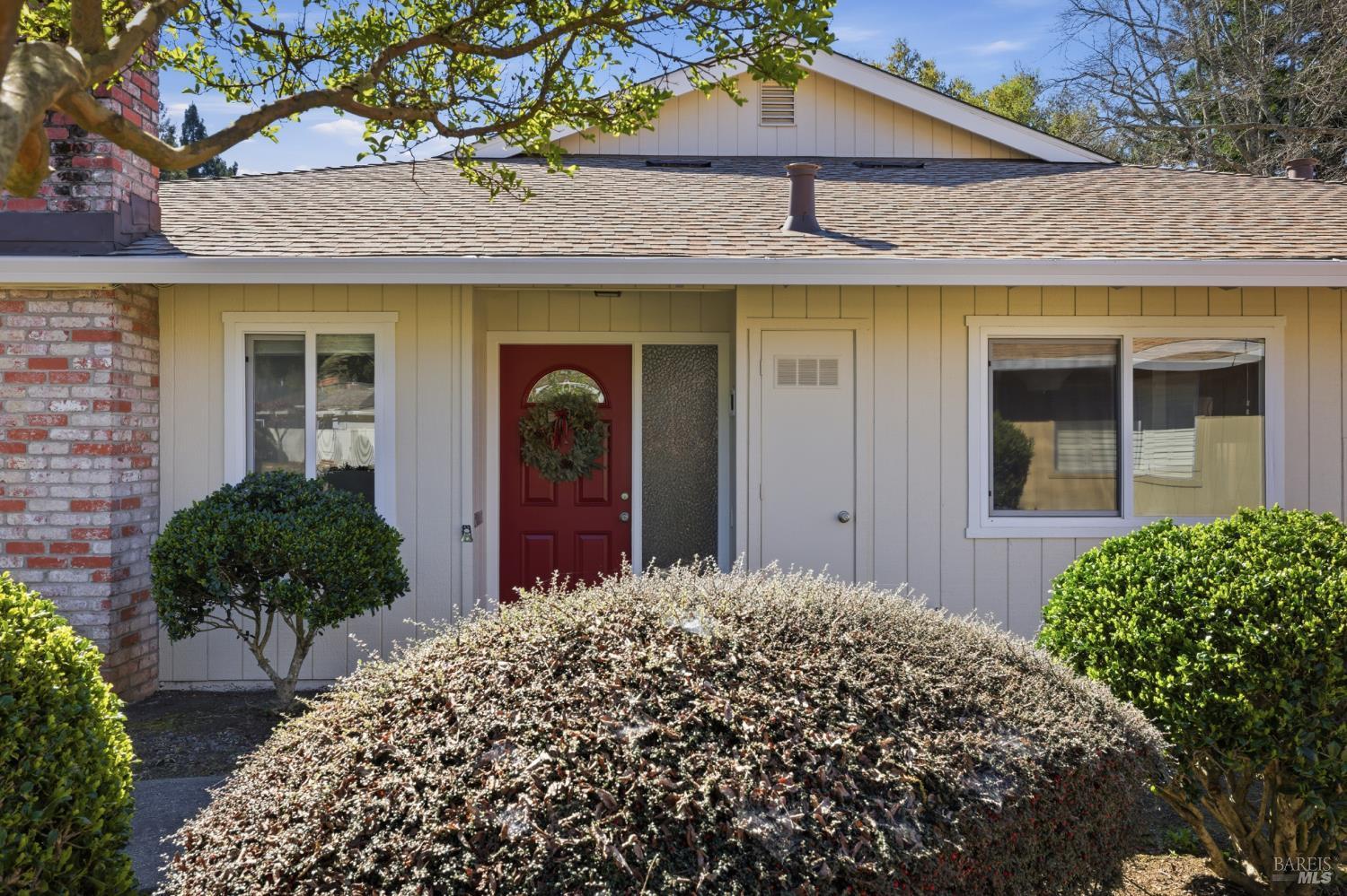 Welcome to the highly sought-after Aspen Meadows community in Oakmont, – image 2