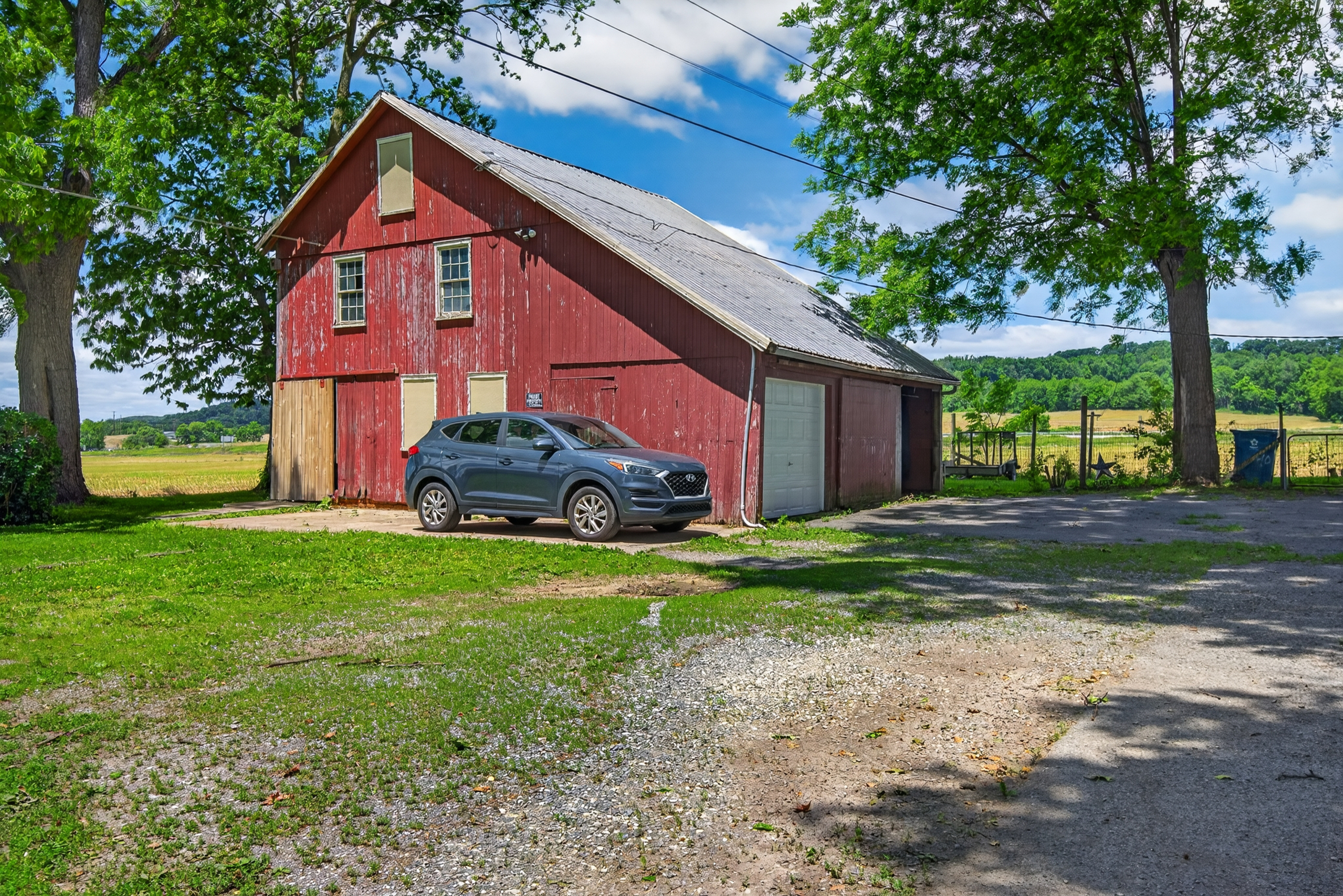 Endless possibilities await at 4023 Minute Drive! This unique and beau – image 32
