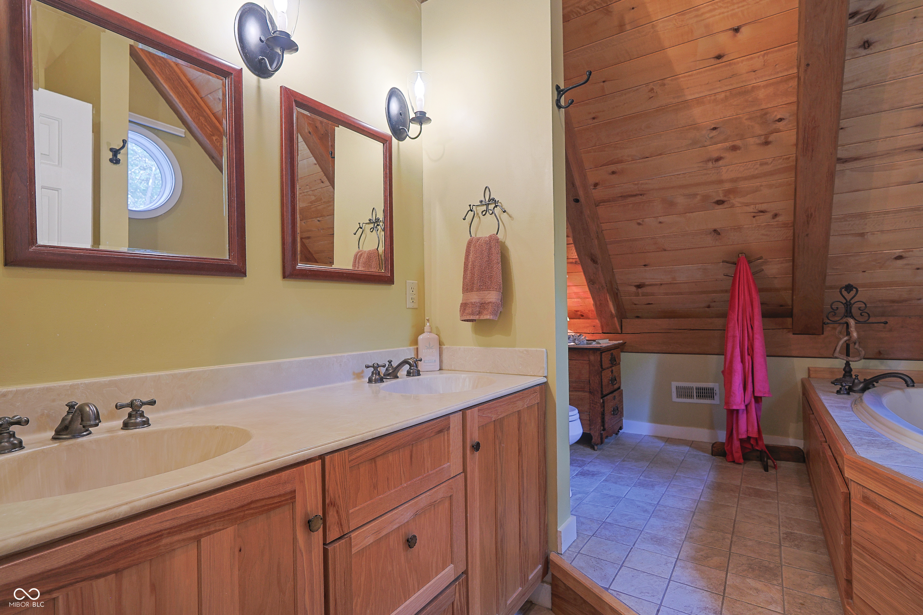 Custom red oak timber-frame home with Lake Monroe views, located in Sa – image 8