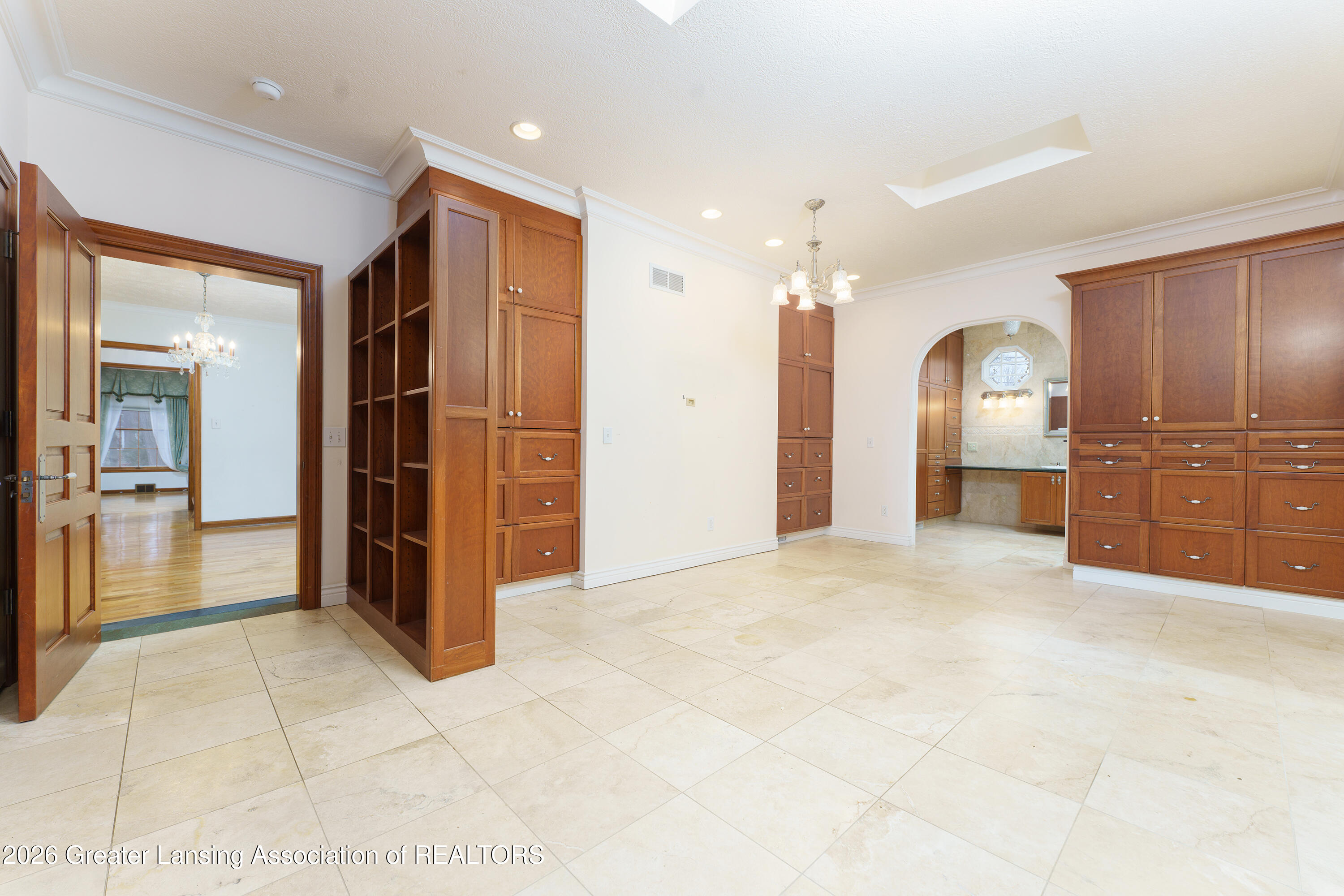 A rare opportunity to score a quintessential Glencairn gem! Gorgeous c – image 34