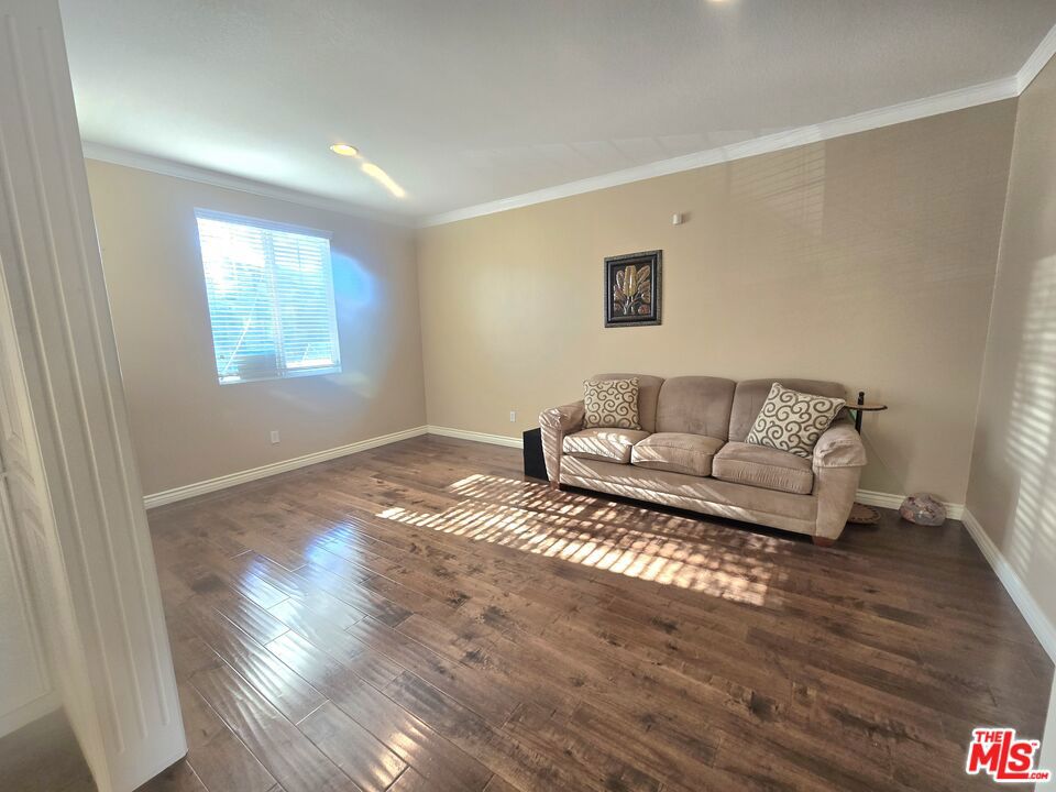 Stunning 5-bedroom, 4-bathroom, 2-story single-family home in the high – image 3