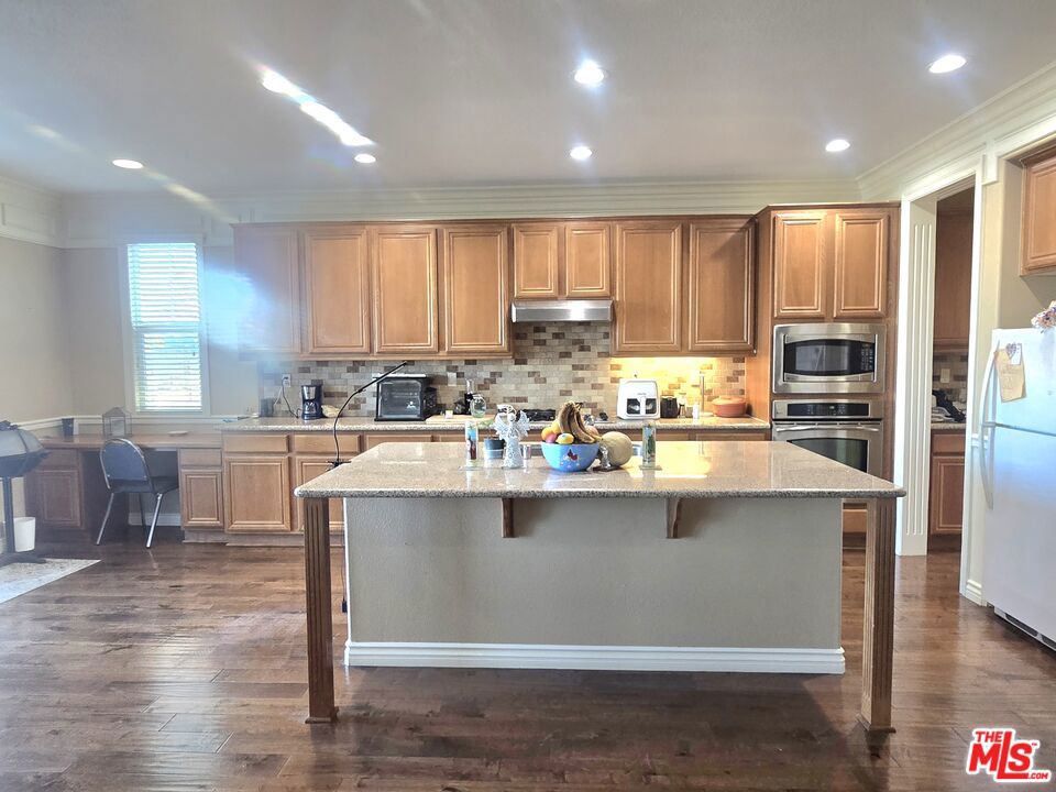 Stunning 5-bedroom, 4-bathroom, 2-story single-family home in the high – image 10