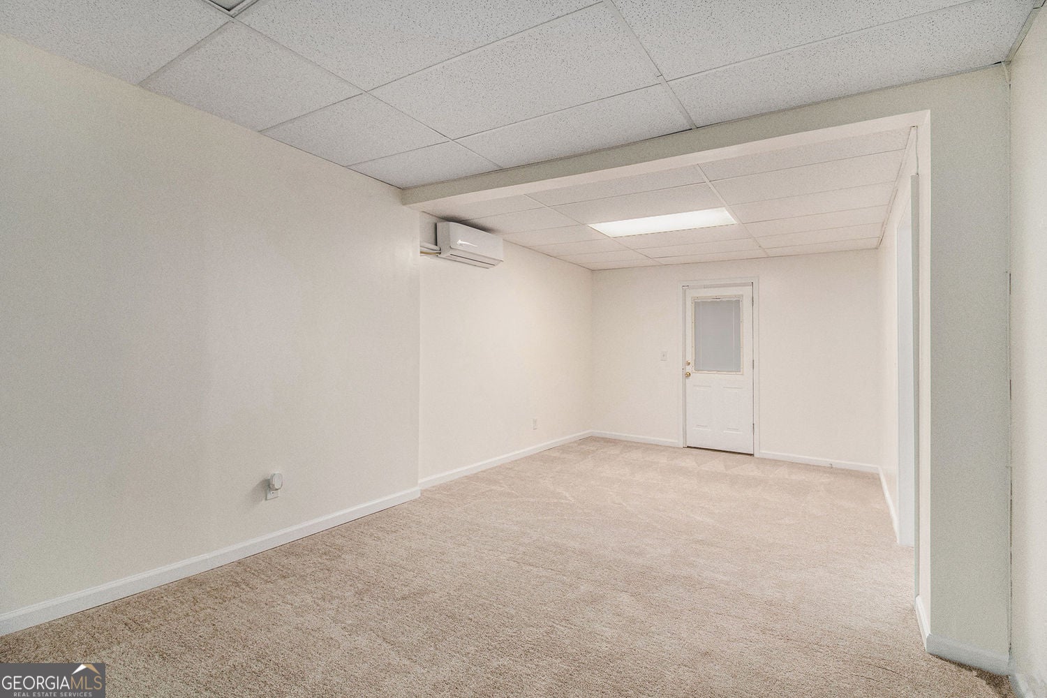 Fully finished basement with refined lakefront living in this beautifu – image 10