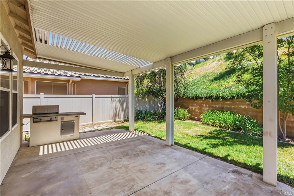 Welcome to this beautifully maintained single-story home located in a – image 28