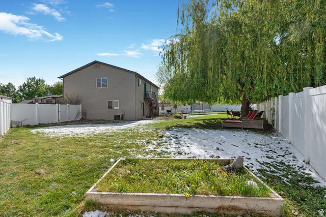 Welcome to 595 Banbury Circle, a well-maintained split-level home loca – image 20