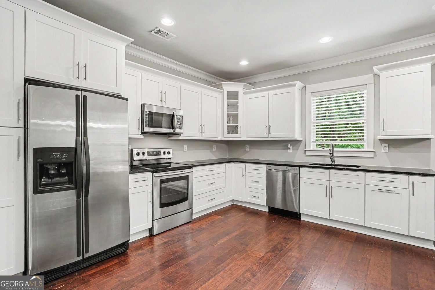 Welcome Home! Beautiful Country Home just waiting for you! Charming fl – image 8