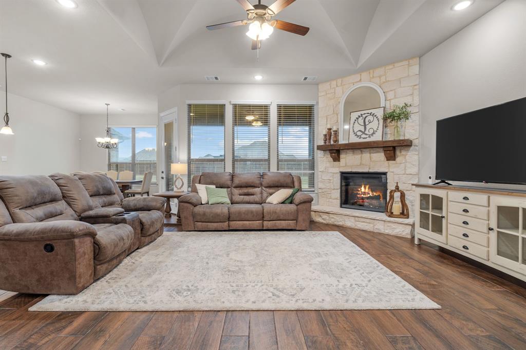 Waxahachie, Texas, 75165, United States, 4 Bedrooms Bedrooms, ,3 BathroomsBathrooms,Residential,For Sale,1981822