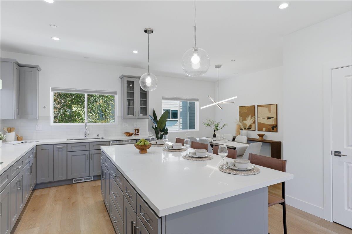 Mountain View, California, 94043, United States, 4 Bedrooms Bedrooms, ,4 BathroomsBathrooms,Residential,For Sale,1989678