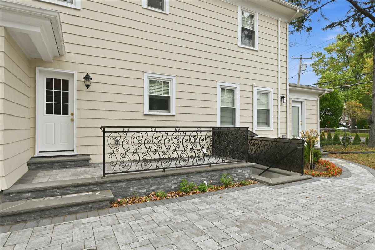 Floral Park, New York, 11001, United States, 4 Bedrooms Bedrooms, ,4 BathroomsBathrooms,Residential,For Sale,1977221