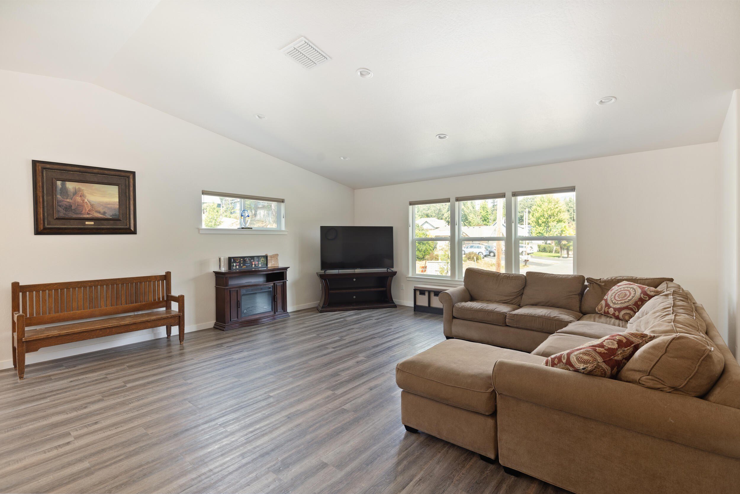 Grants Pass, Oregon, 97526, United States, 5 Bedrooms Bedrooms, ,4 BathroomsBathrooms,Residential,For Sale,1980751