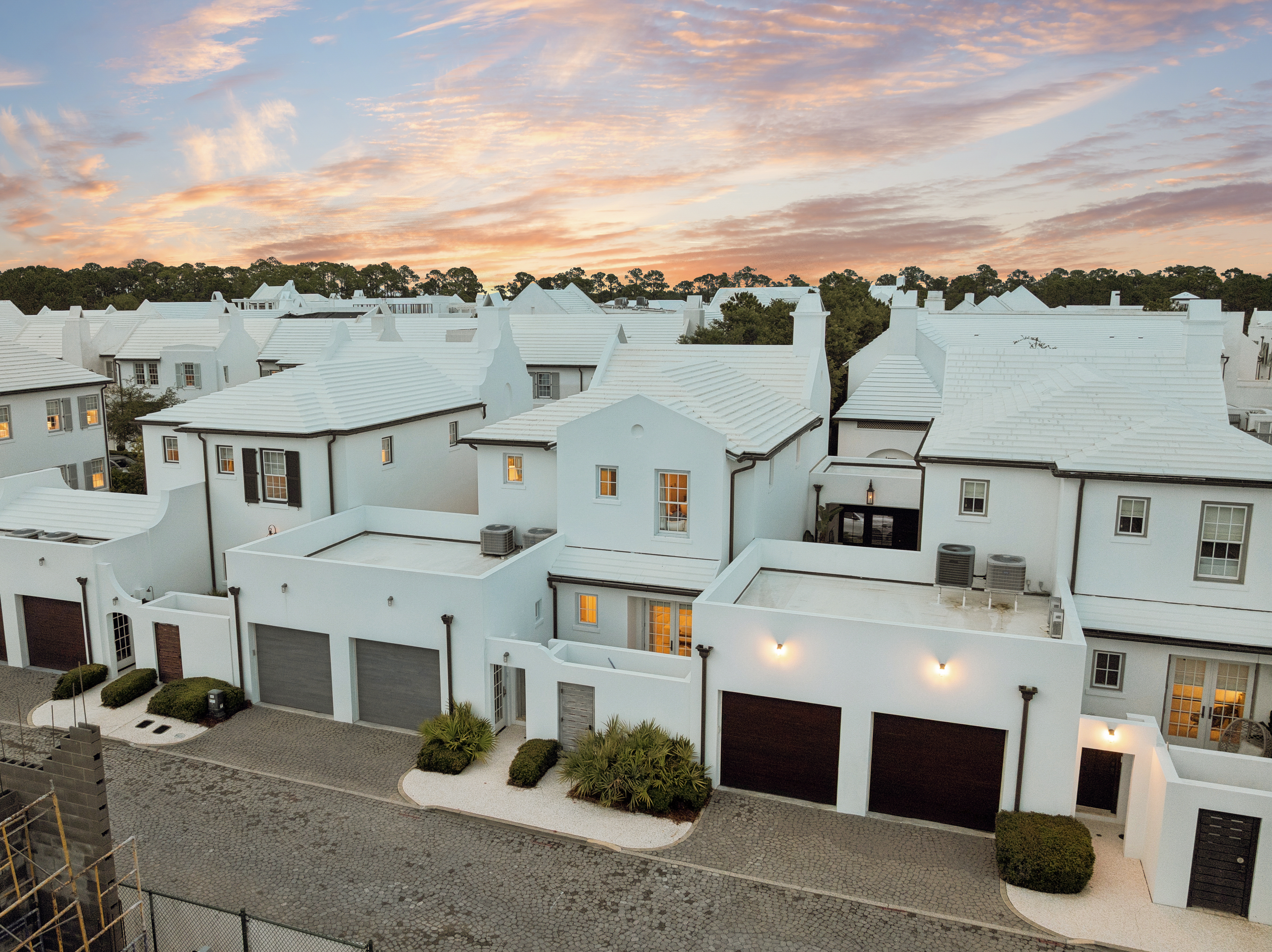  Courtyard Retreat with Dual Primary Suites in Coastal Community - 物件實景