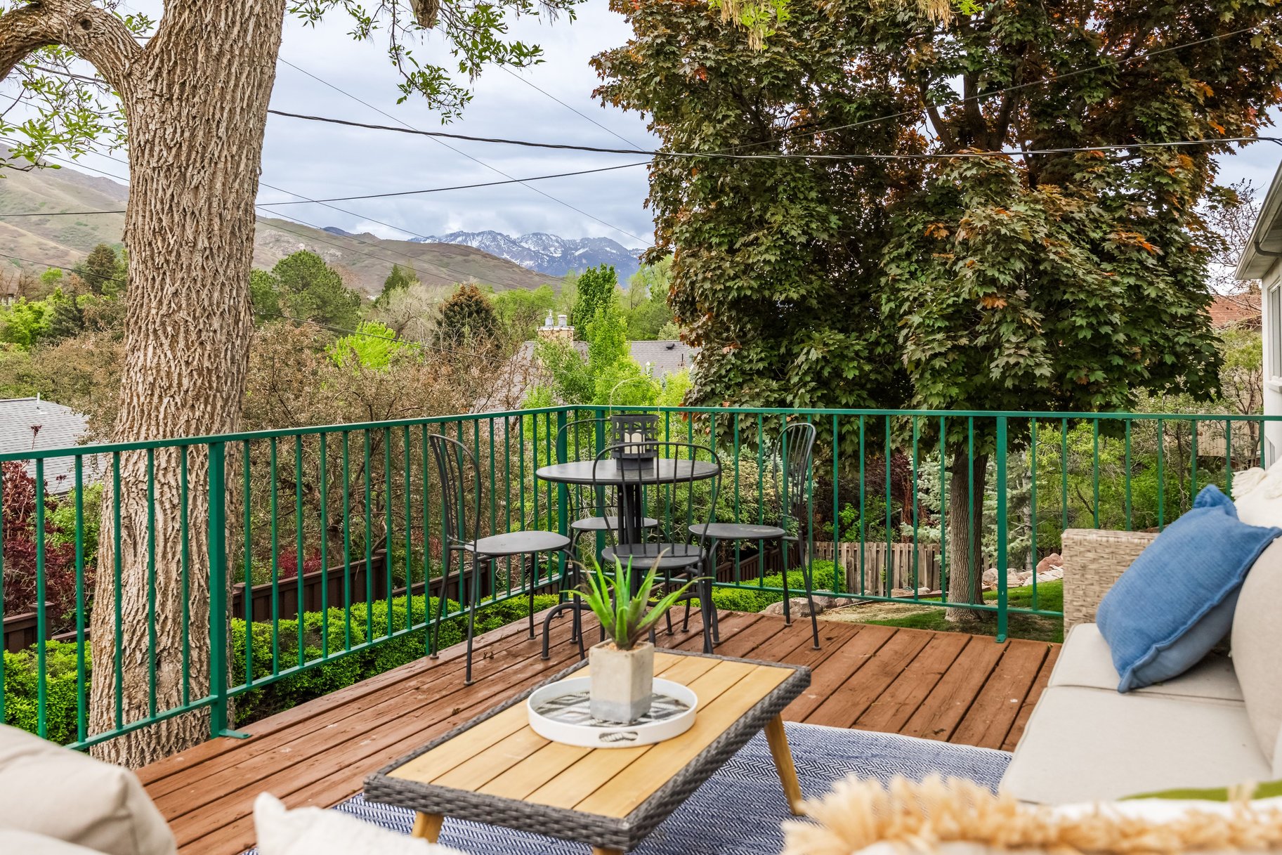  Elegant Contemporary Rambler in Sought After Neighborhood - 物件實景