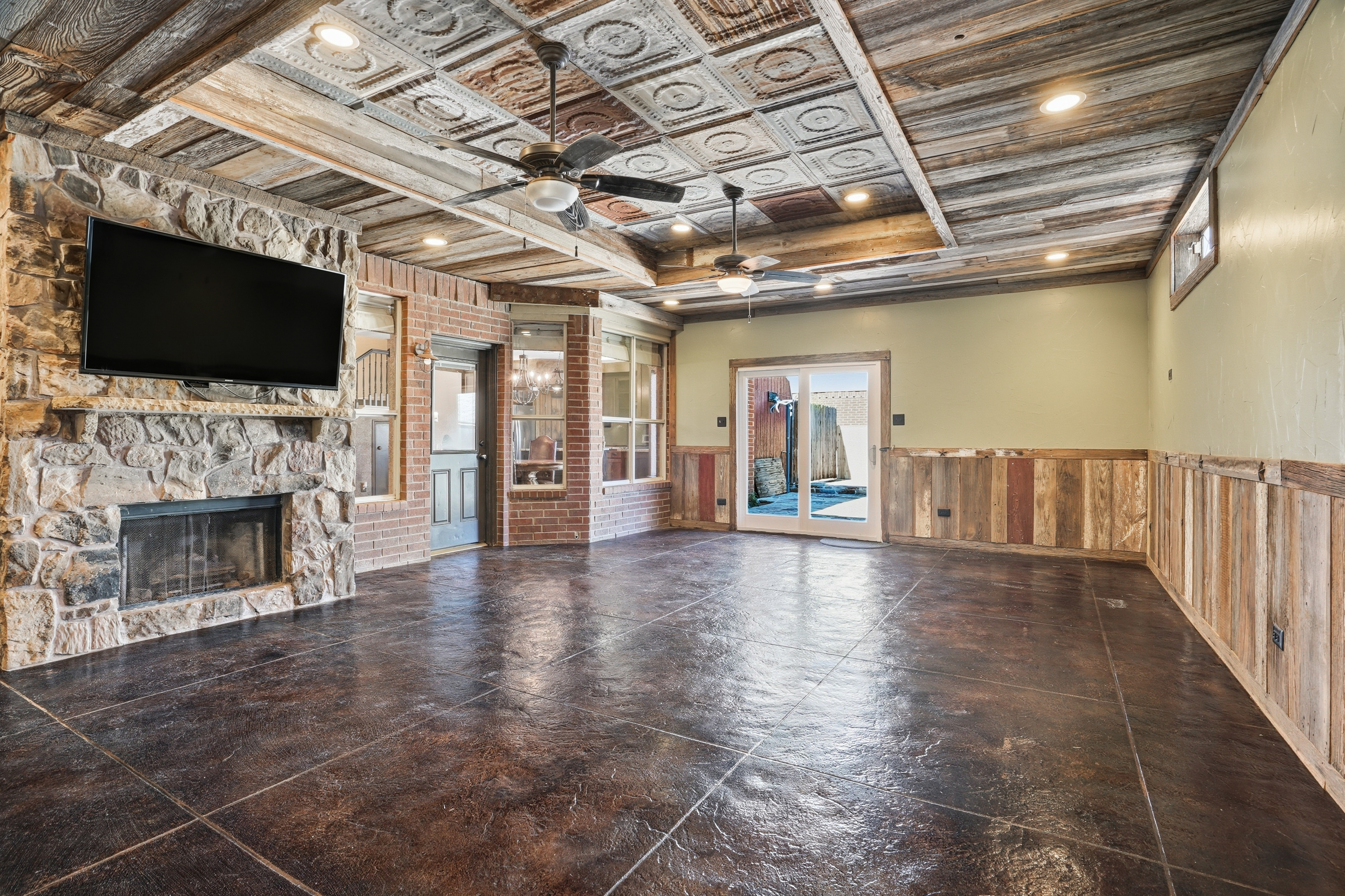  Stylish Keller Living with Bonus Room & Custom Touches - 物件實景