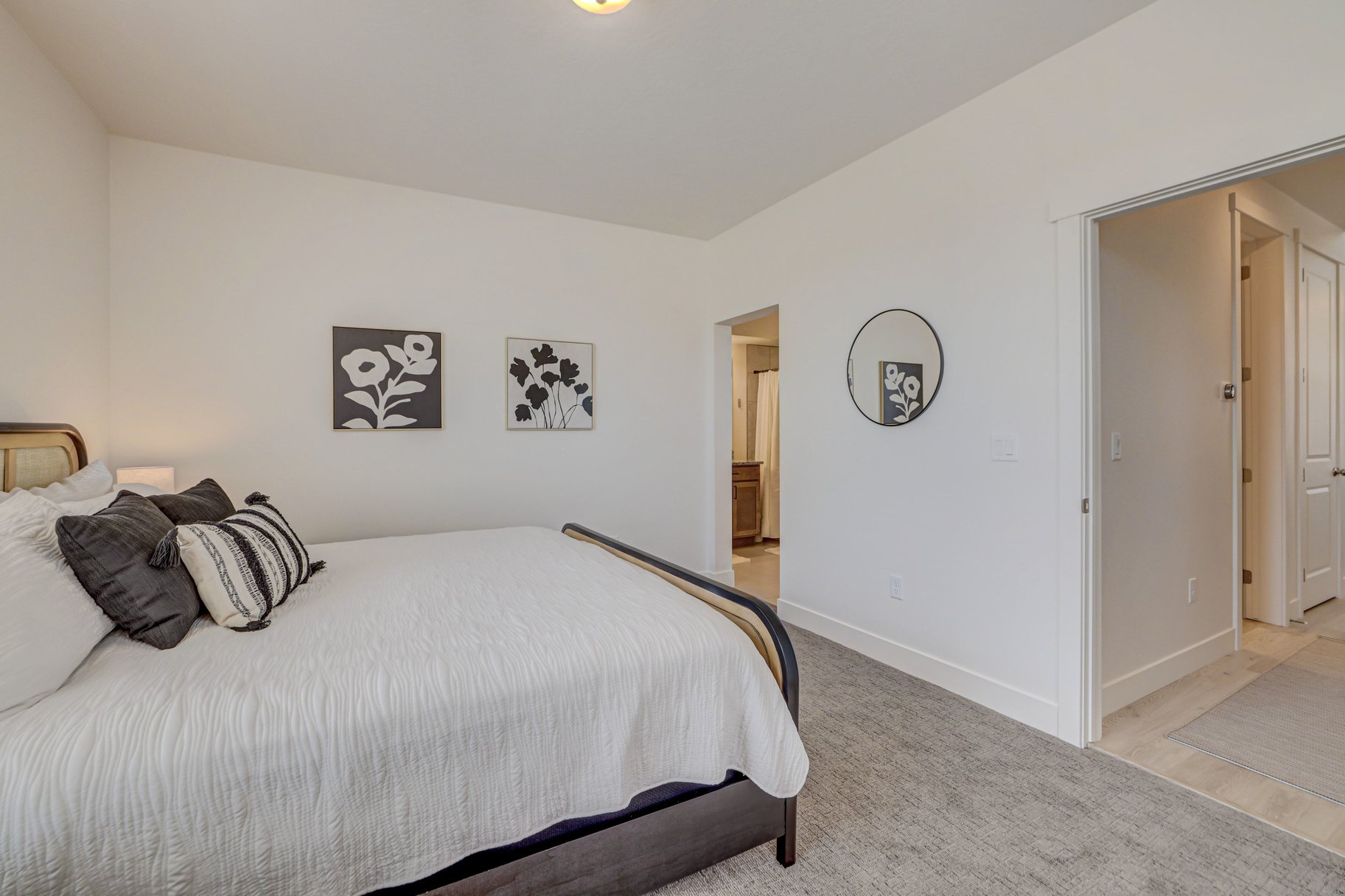  Move-in ready. Desert Color - Furnished 3 bed townhome - 物件實景