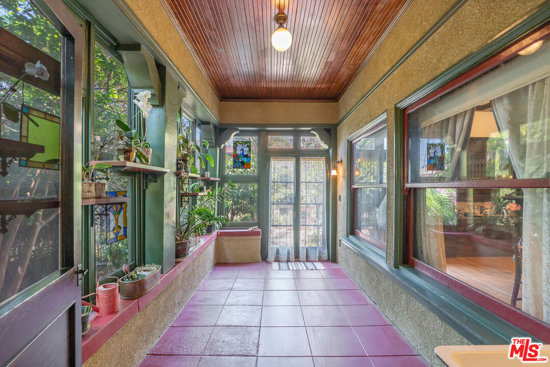 Los Angeles, California, 90006, United States, 6 Bedrooms Bedrooms, ,5 BathroomsBathrooms,Residential,For Sale,1883118