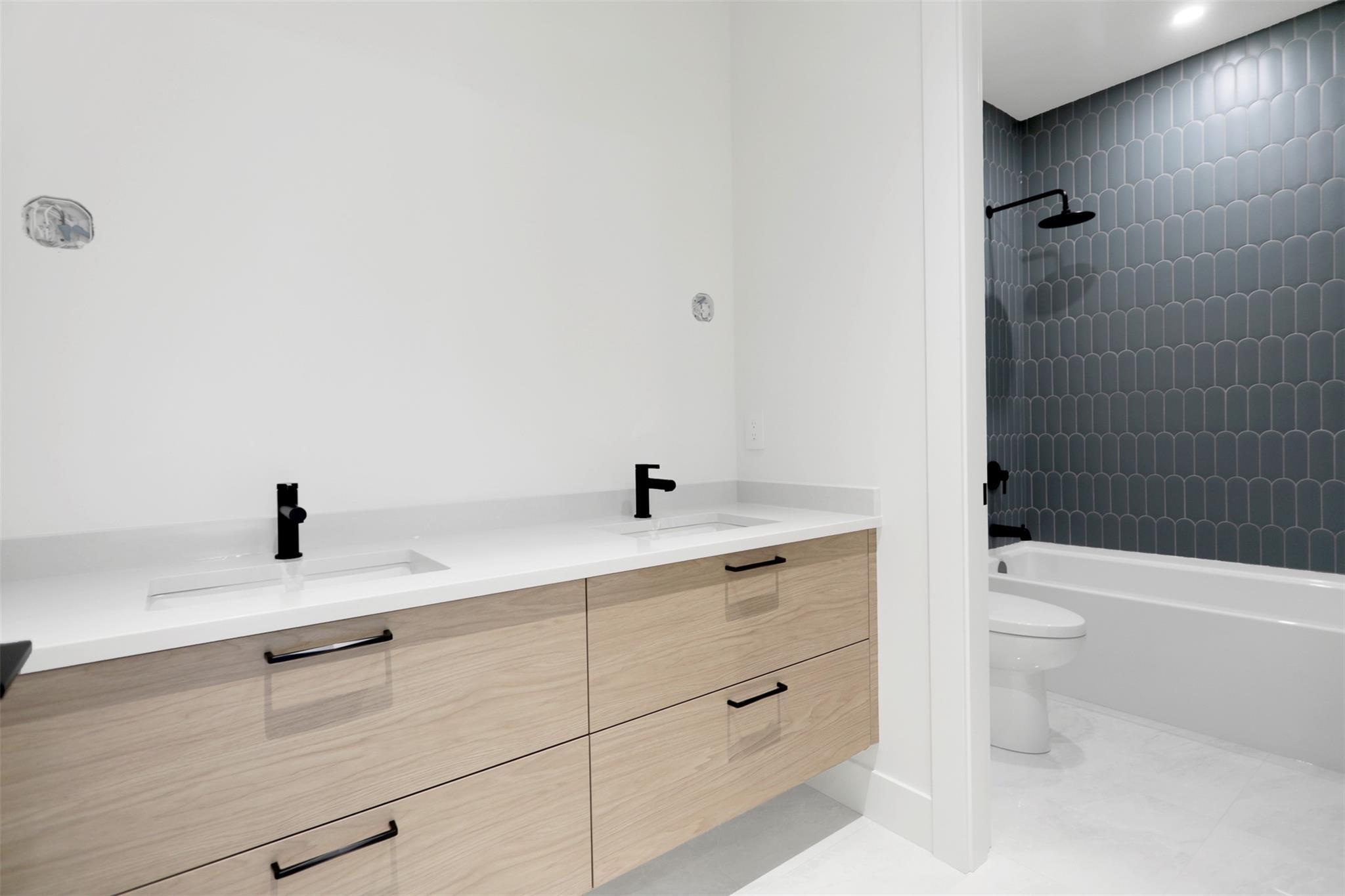 KELOWNA, British Columbia, V1W 0C4, CA, 5 Bedrooms Bedrooms, ,4 BathroomsBathrooms,Residential,For Sale,1960562