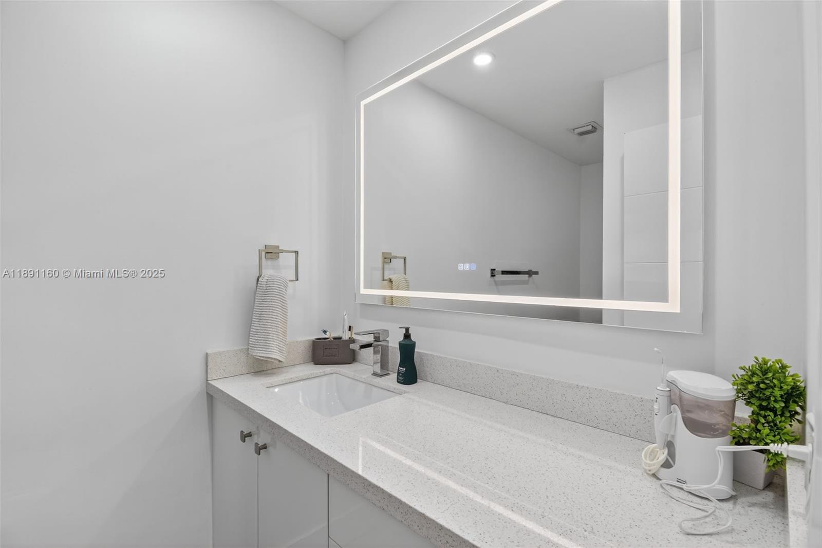 Miami, Florida, 33180, United States, 3 Bedrooms Bedrooms, ,3 BathroomsBathrooms,Residential,For Sale,1961045