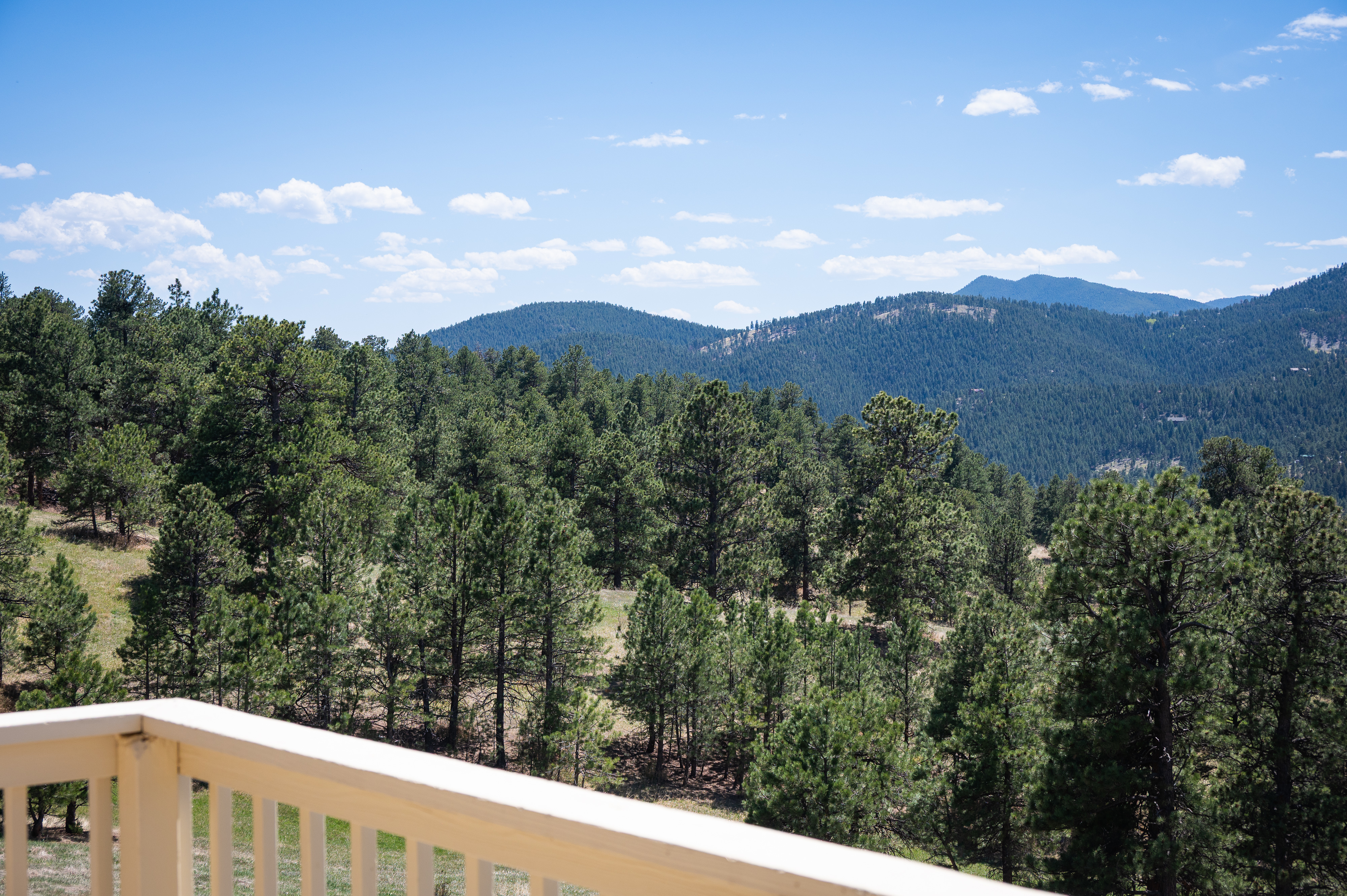  Tucked into the Foothills of the Rocky Mountains your majestic paradise awaits - 物件實景